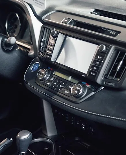 Cockpit mit Klimabedienteil und Navigationsgerät